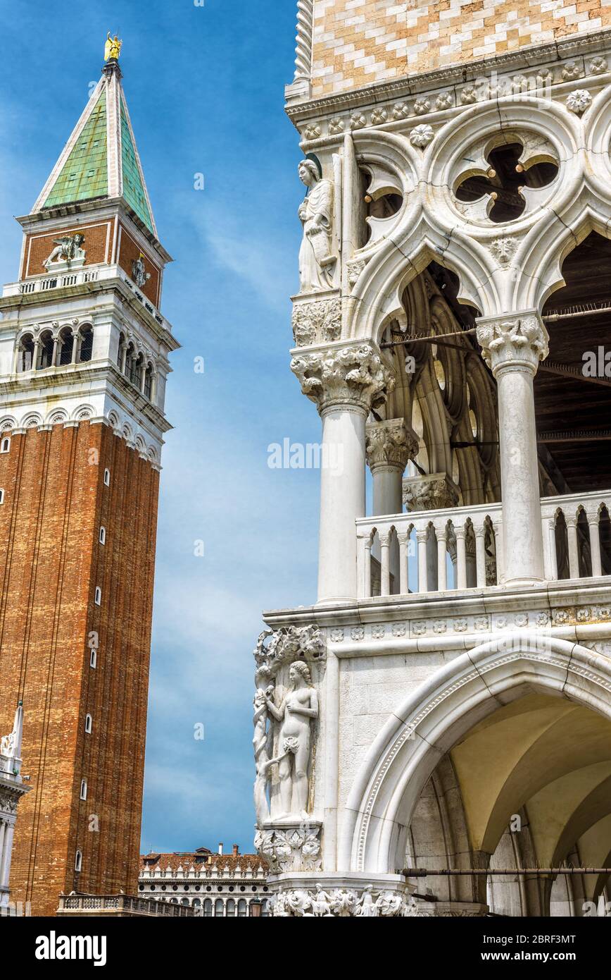 Piazza San Marco (Markusplatz`s) mit Campanile und Dogenpalast`s Venedig, Italien. Dies ist der Hauptplatz von Venedig. Stockfoto